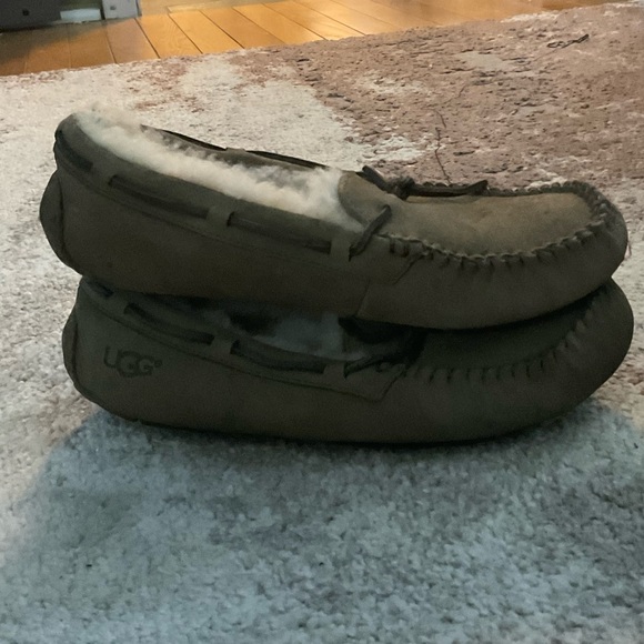 SNOWDAYSALE UGG Dakota Water Resistant Moccasin Slipper-Espresso, brown. Size7 - Picture 6 of 15